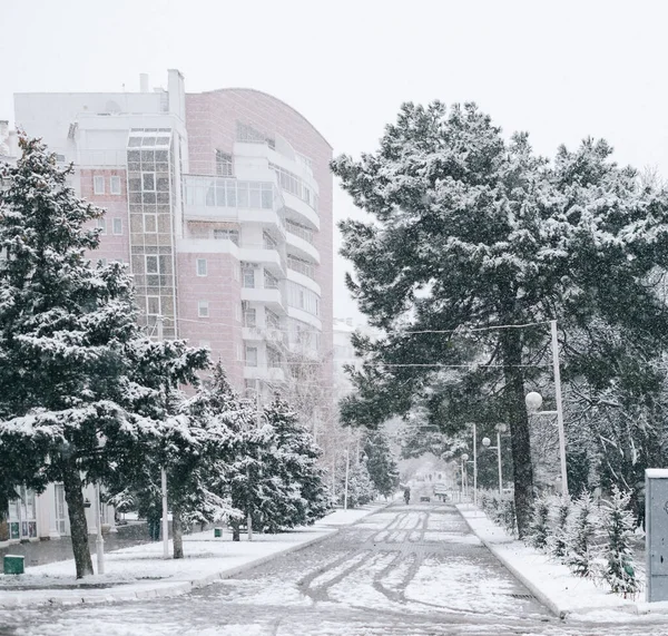 Kilátás a Lenin utcára a belvárosban télen hóesés idején. — Stock Fotó