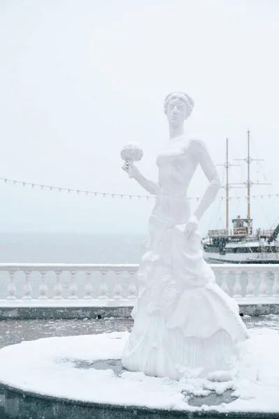 Скульптура "Белая невеста". Создано в 2010 году Е. Соколовым и А. Поляковым. — стоковое фото