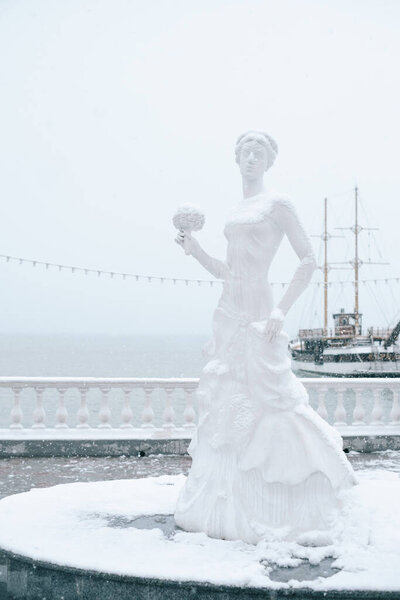 Скульптура "Белая невеста". Создано в 2010 году Е. Соколовым и А. Поляковым.