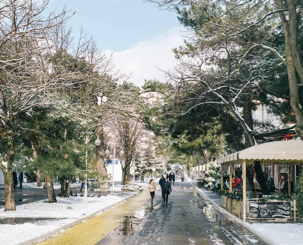 Városi táj az emberek sétálnak a Lenin utcán a város töltés a téli szezonban. — Stock Fotó
