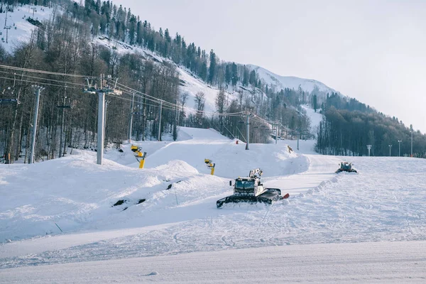 Snowcat ratrack con quitanieves máquina de aseo de nieve preparando pista de esquí pista de esquí alpino estación de invierno Rosa Khutor. — Foto de Stock