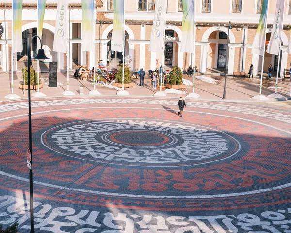 Konstföremål av konstnären Pokras Lampas på stora torget i Krasnaya Polyana resort. — Stockfoto