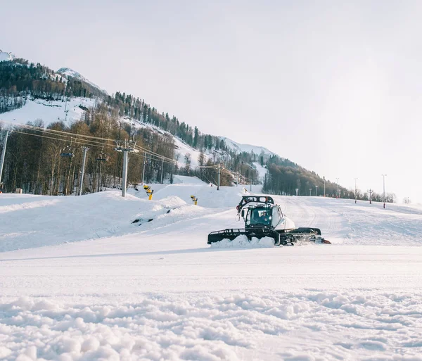 Snowcat Prinoth oruga gran máquina pesada durante el trabajo en la preparación de pistas de esquí en la estación de esquí de Rosa Khutor. — Foto de Stock