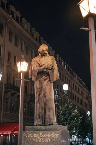 Monumento allo scrittore russo Nikolai Vasilyevich Gogol sulla strada di Malaya Konyushennaya in estate. Scultore M.V. Belov. — Foto Stock
