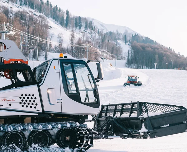 Close-up of a Caterpillar Snow Cat Prinoth in the background Ski slope. — Stock Photo, Image