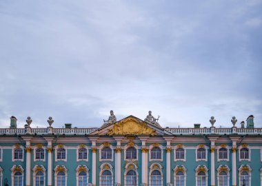 Dvortsovaya Embankment tarafından Kış Sarayı 'nı süsleyen pencere ve heykeller.