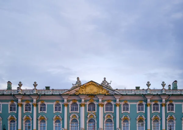 Windows and Statues adorning the Winter Palace from the side of the Dvortsovaya Embankment. — Stock Photo, Image