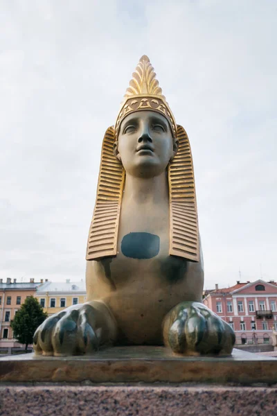 Skulptur av sfinxen på den egyptiska bron. Arkitekterna P. A. Areshev, V. S. Vasilkovsky. Bron byggdes 1955. — Stockfoto