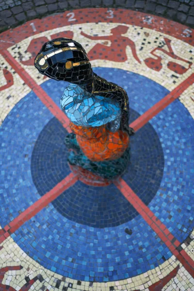 Fuente de mosaico en forma de serpiente, en el patio de la Academia Menor de Arte. Autor V.V. Lubenko.. Imagen de stock