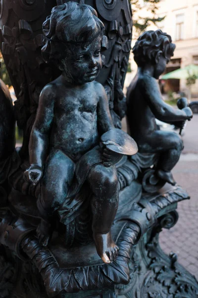 Lâmpada de rua vintage perto de Stieglitz State Academy. Close-up de um anjo que representa o artesanato artístico. Imagens De Bancos De Imagens