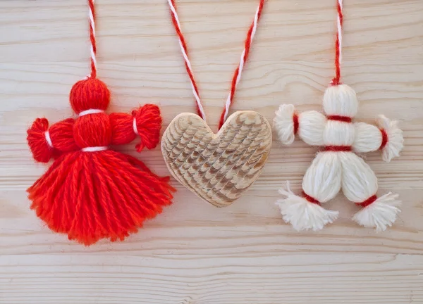 Brinquedos feitos de fios vermelhos e brancos . — Fotografia de Stock