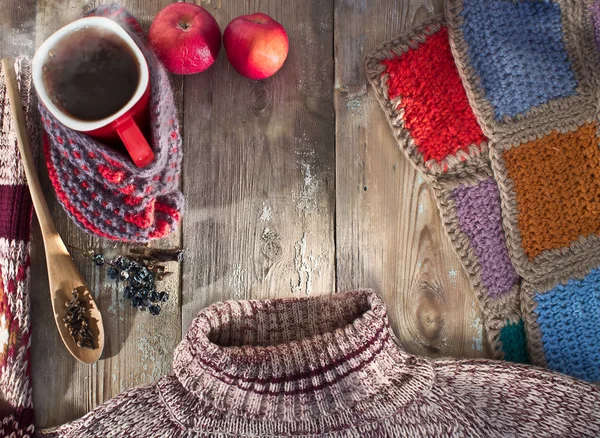 Vino caliente con especias, un suéter y una manta — Foto de Stock