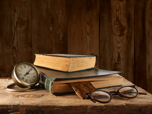 Livre vintage, lunettes et montres — Photo