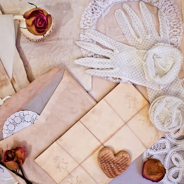 Guantes blancos de mujer y cartas viejas. Artículos vintage —  Fotos de Stock