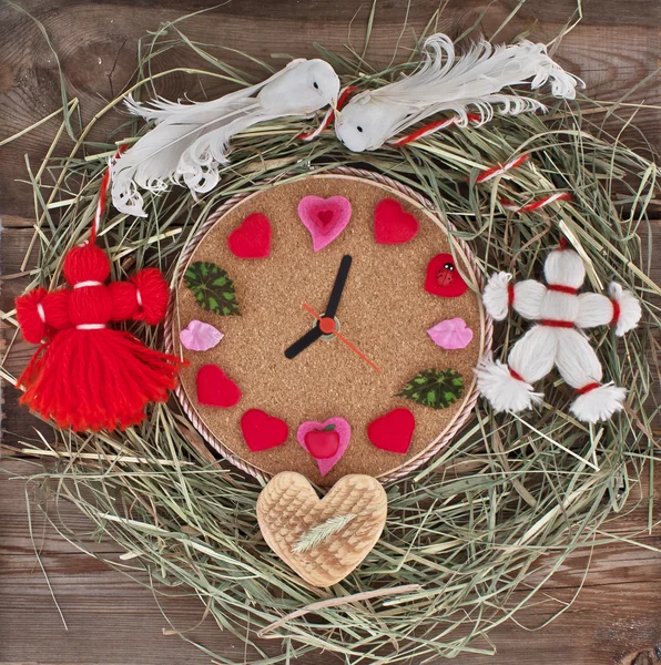 Horloge met harten in het nest. — Stockfoto