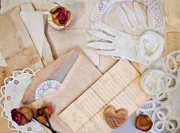 Vrouwen witte handschoenen en oude brieven. — Stockfoto
