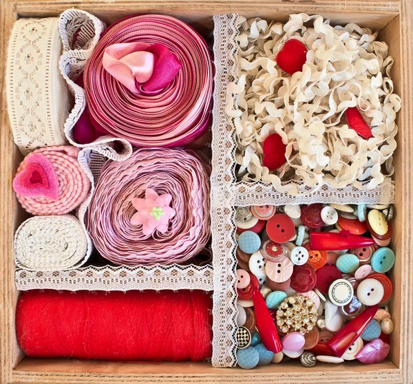 Швейная коробка с аксессуарами — стоковое фото