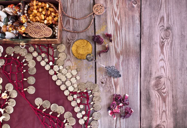 Caixão com jóias e um traje oriental tradicional — Fotografia de Stock