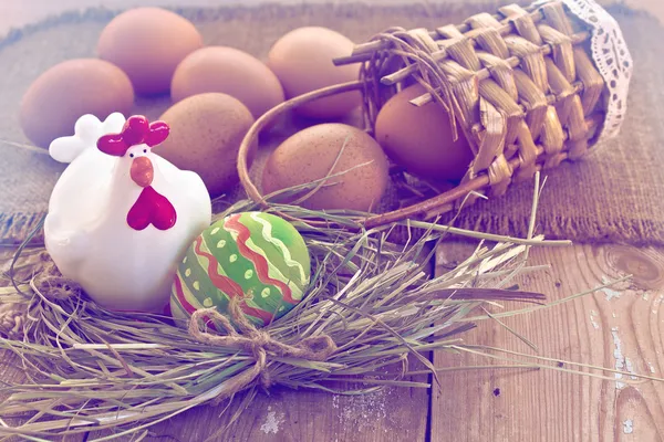 Huevo de Pascua y pollo decorativo en el nido — Foto de Stock