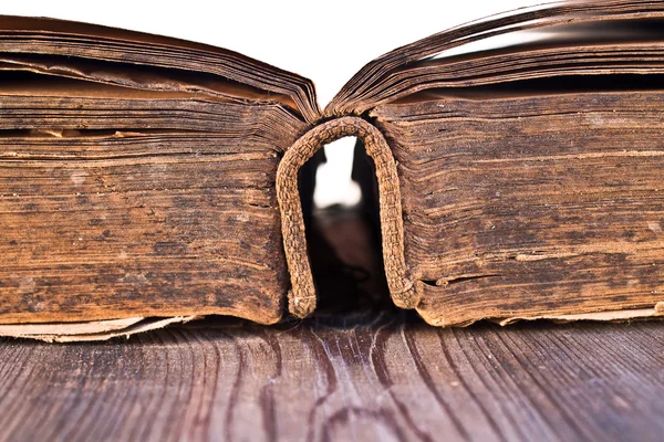 Een oud boek op een houten tafel — Stockfoto