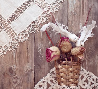 Basket ile kurutulmuş güller ve beyaz kuşlar