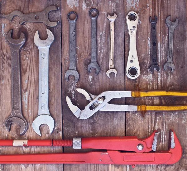 Adjustable wrench set on a wooden background — Stock Photo, Image