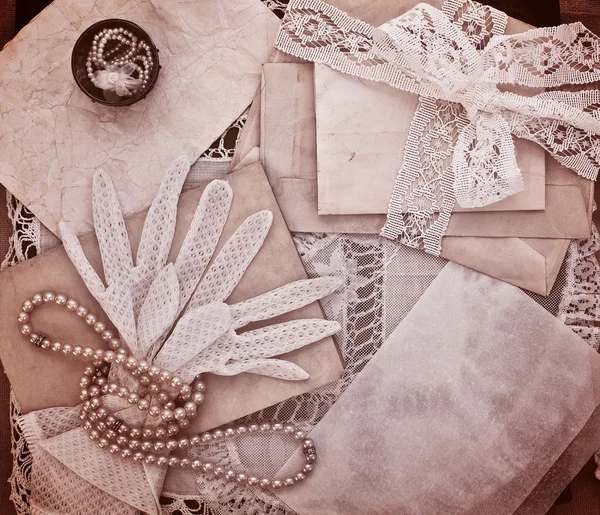 Vintage kvinnors smycken och handskar. — Stockfoto