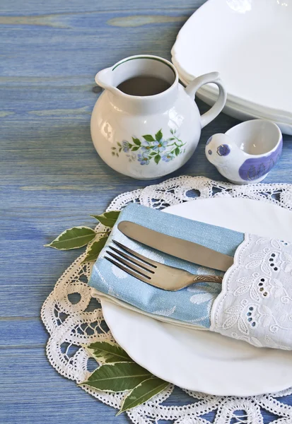 Cenário de mesa vintage com decorações de folhas, guardanapos em um azul — Fotografia de Stock