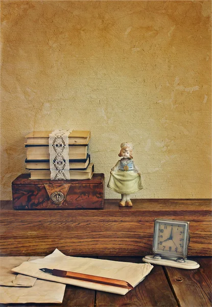 Vintage sammansättning med böcker och porslin docka. — Stockfoto