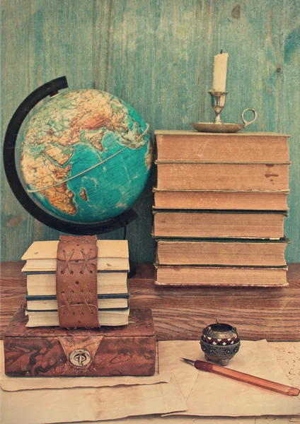 Oude boeken en globe — Stockfoto