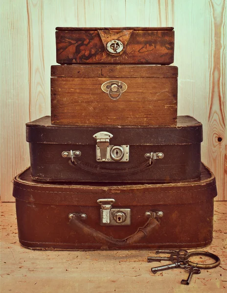 Gamla resväskor och lådor staplas — Stockfoto