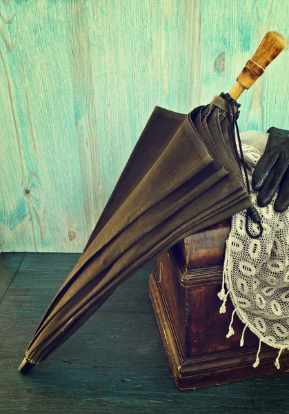 Stary czarny parasol i walizką drewnianą — Zdjęcie stockowe