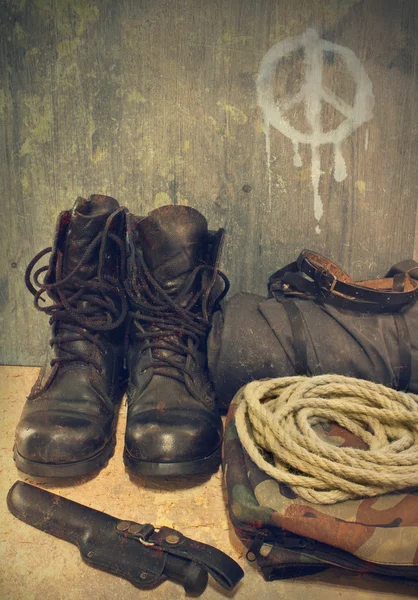 Botas del ejército en la pared de fondo —  Fotos de Stock