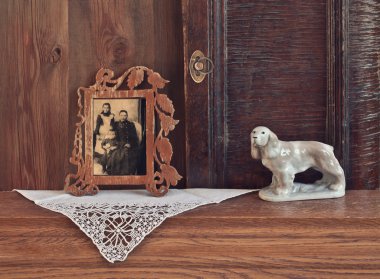 retro fotoğraf ve köpeği biblo ile antika şifoniyer
