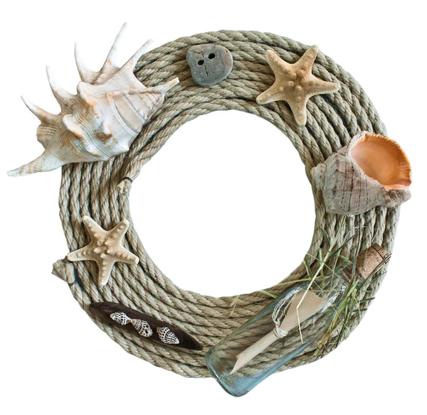 Rundes Seil mit Muscheln, Seesternen und Flasche — Stockfoto