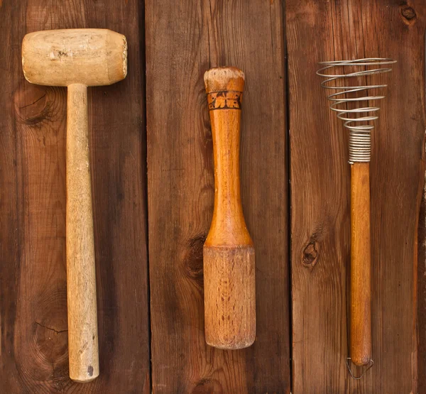 Ustensiles de cuisine anciens sur un fond en bois — Photo