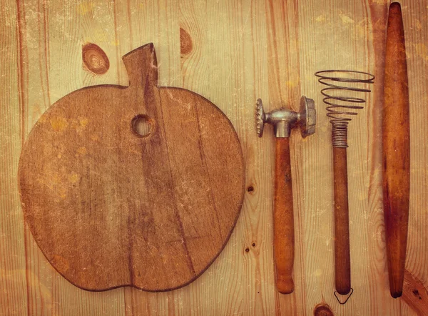 Régi fából készült konyhai eszközöket, egy szutykos fából készült háttér — Stock Fotó