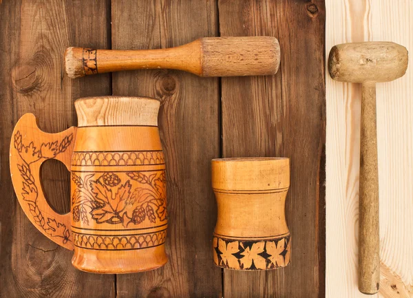 Dřevěné nádobí na dřevěné pozadí — Stock fotografie