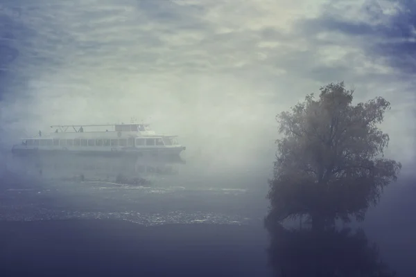 Skepp som seglade i dimman. floden spill. översvämning — Stockfoto