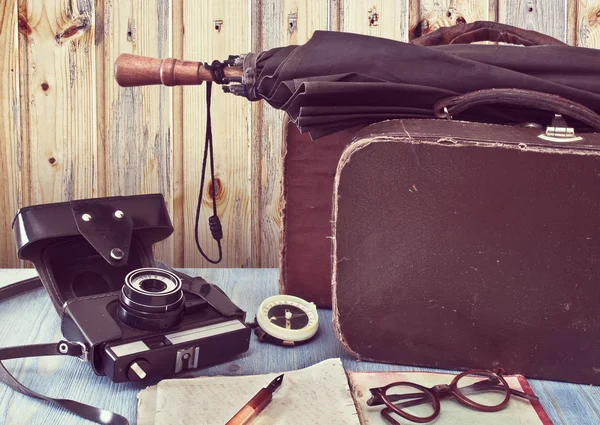 Old suitcases and a camera. Set traveler. Retro concept — Stock Photo, Image