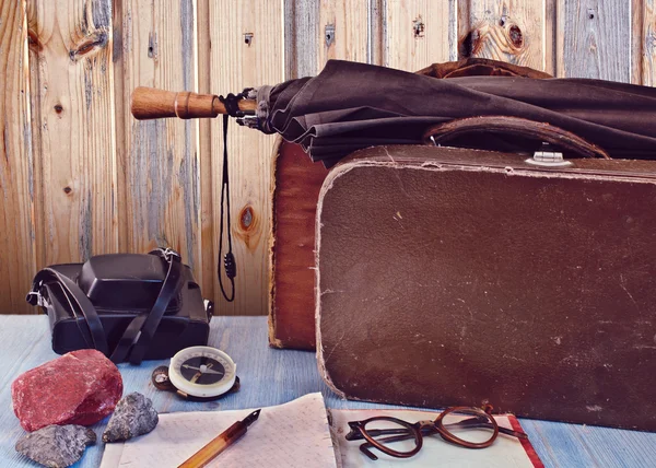 Gamla resväskor och en kamera. Ange resenären. retro koncept — Stockfoto