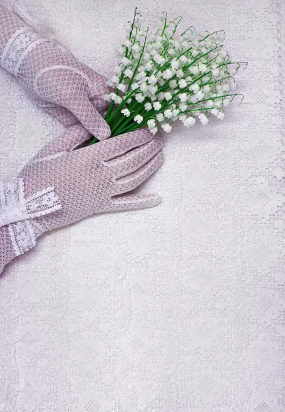 Kvinnliga händer i vita handskar — Stockfoto