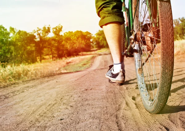 Primer plano de la bicicleta retro en pista de tierra . —  Fotos de Stock