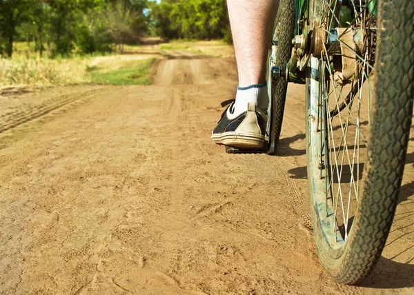 Fechar de bicicleta retro na pista de sujeira . — Fotografia de Stock