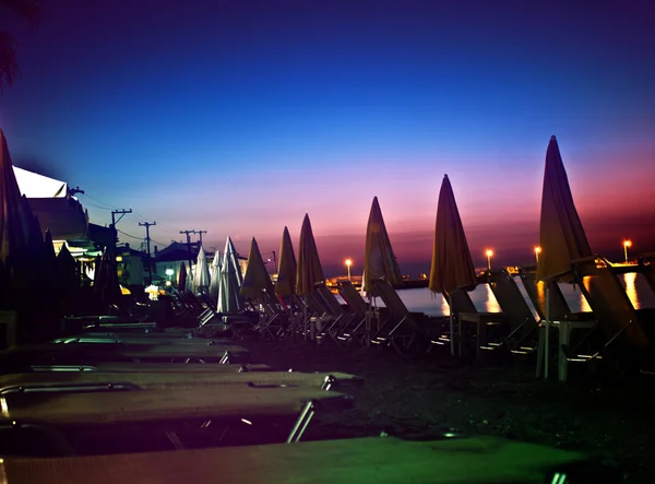 Beach with sunbeds and umbrellas — Stock Photo, Image