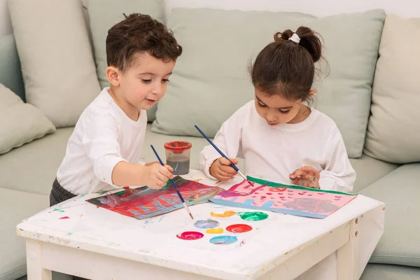 Petits enfants mignons dessine avec des peintures à la maternelle. — Photo