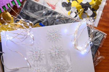 El yapımı Noel kartları ve süsler yapıyorum. Ahşap masa ve aksesuarların en üst görünümü.