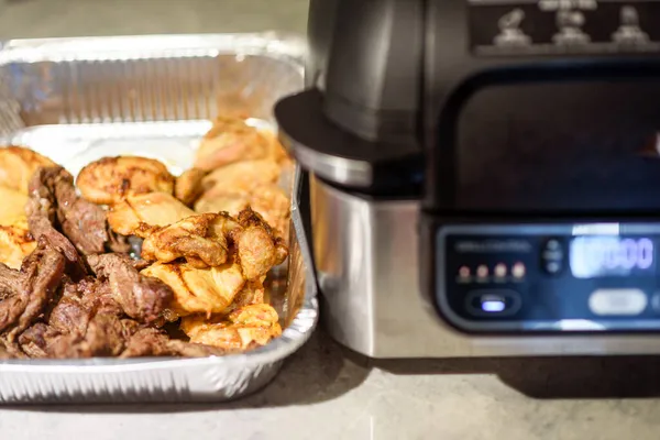 Cocinar carne con especias en una freidora. — Foto de Stock