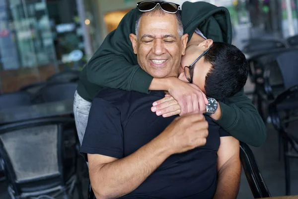 Baba oğul kucaklaşması..