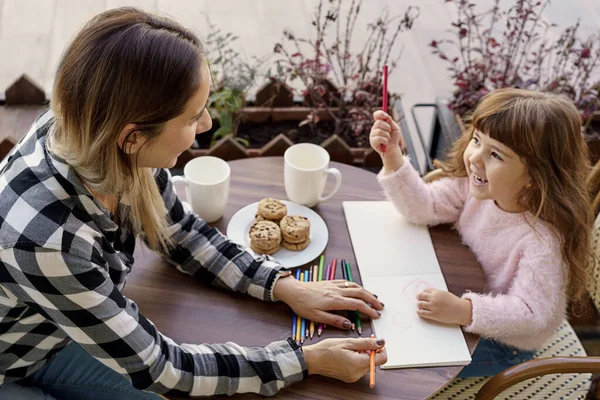 Mum Drawing A Picture With Her Child. — Stock Photo, Image